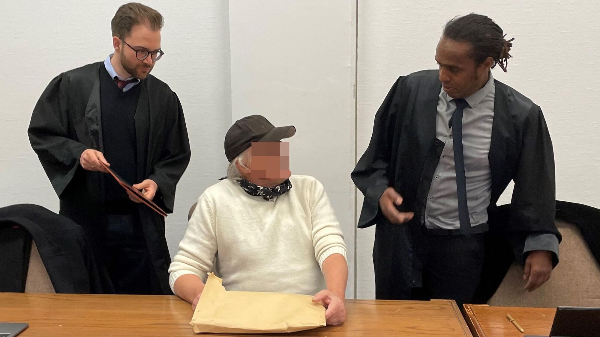 Der Angeklagte mit seinen Verteidigern Maximilian Klefenz und Dawit Stefanos im Kölner Landgericht
