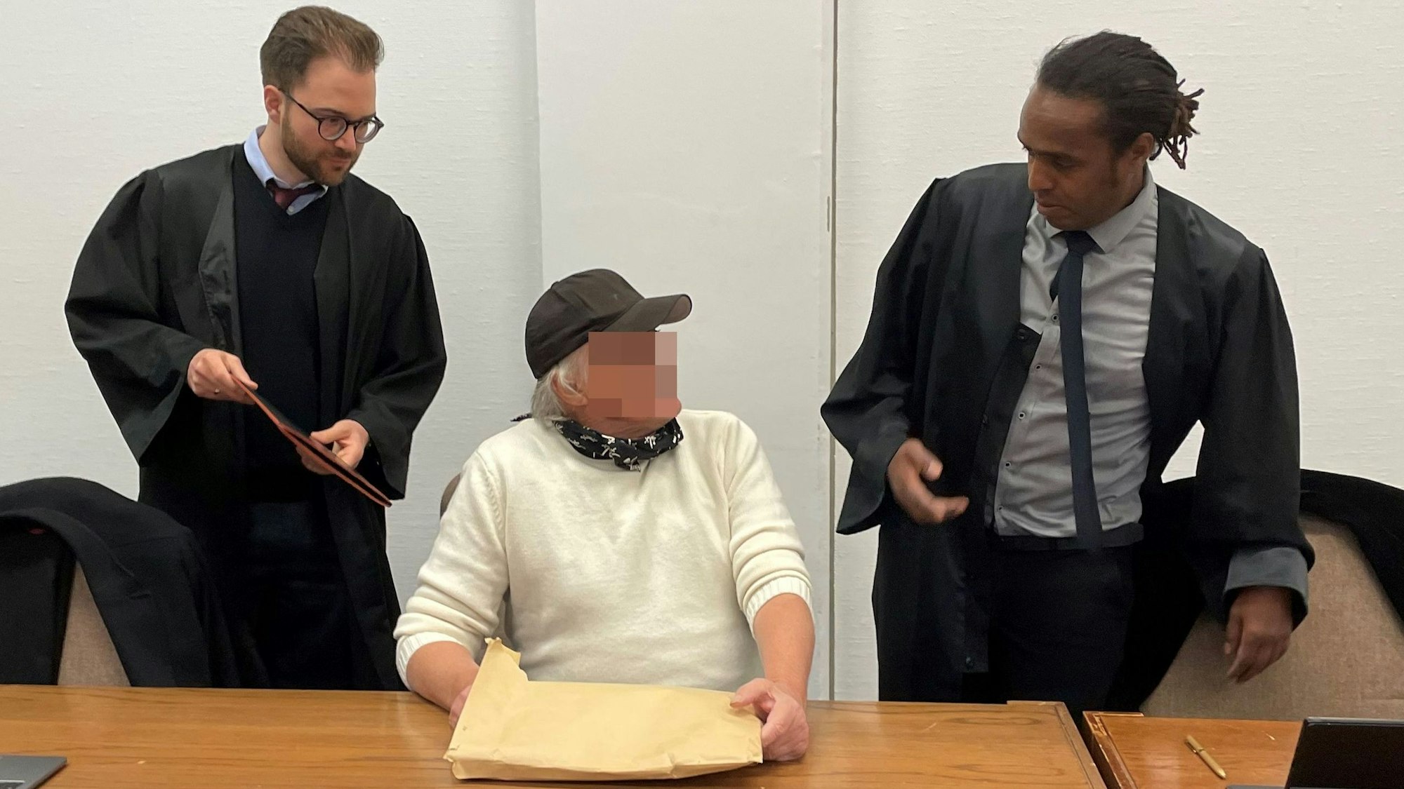 Der Angeklagte mit seinen Verteidigern Maximilian Klefenz und Dawit Stefanos im Kölner Landgericht