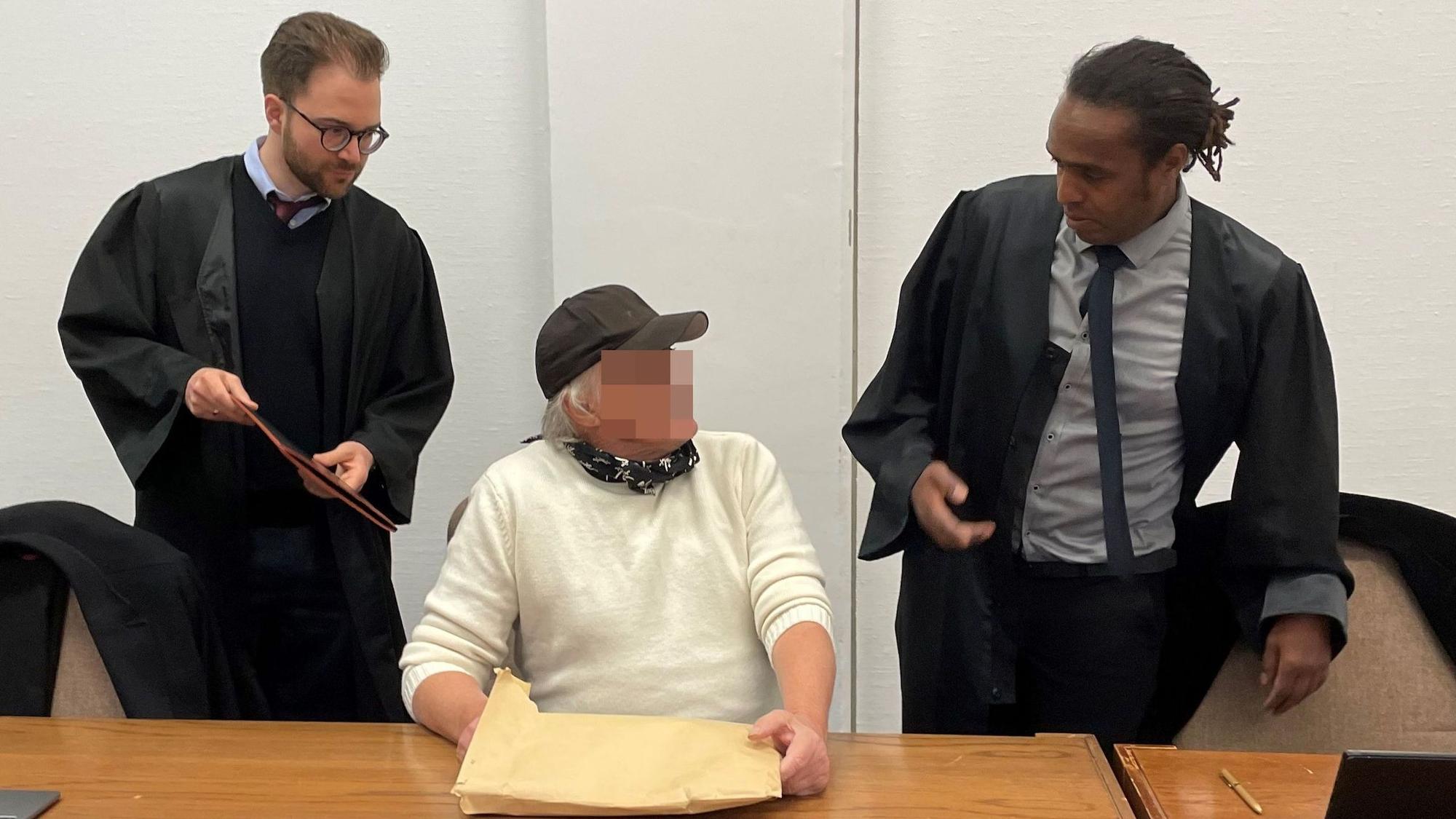 Der Angeklagte mit seinen Verteidigern Maximilian Klefenz (l.) und Dawit Stefanos (r.) im Kölner Landgericht.