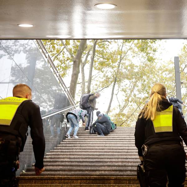 Zwei Mitarbeitende des Ordnungsamtes gehen die Treppen an der Neumarkt-Unterführung hoch, dort sitzen Drogenabhängige.