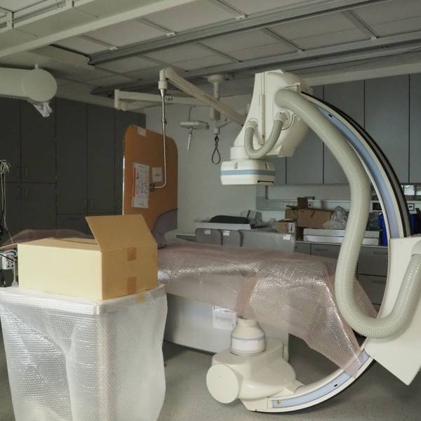 Ein Diagnosegerät steht im renovierten Klinikraum.