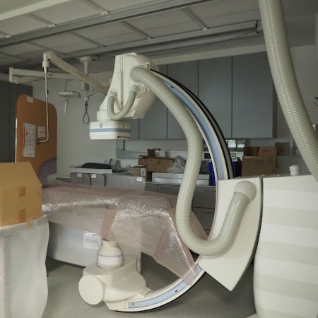 Ein Diagnosegerät steht im renovierten Klinikraum.