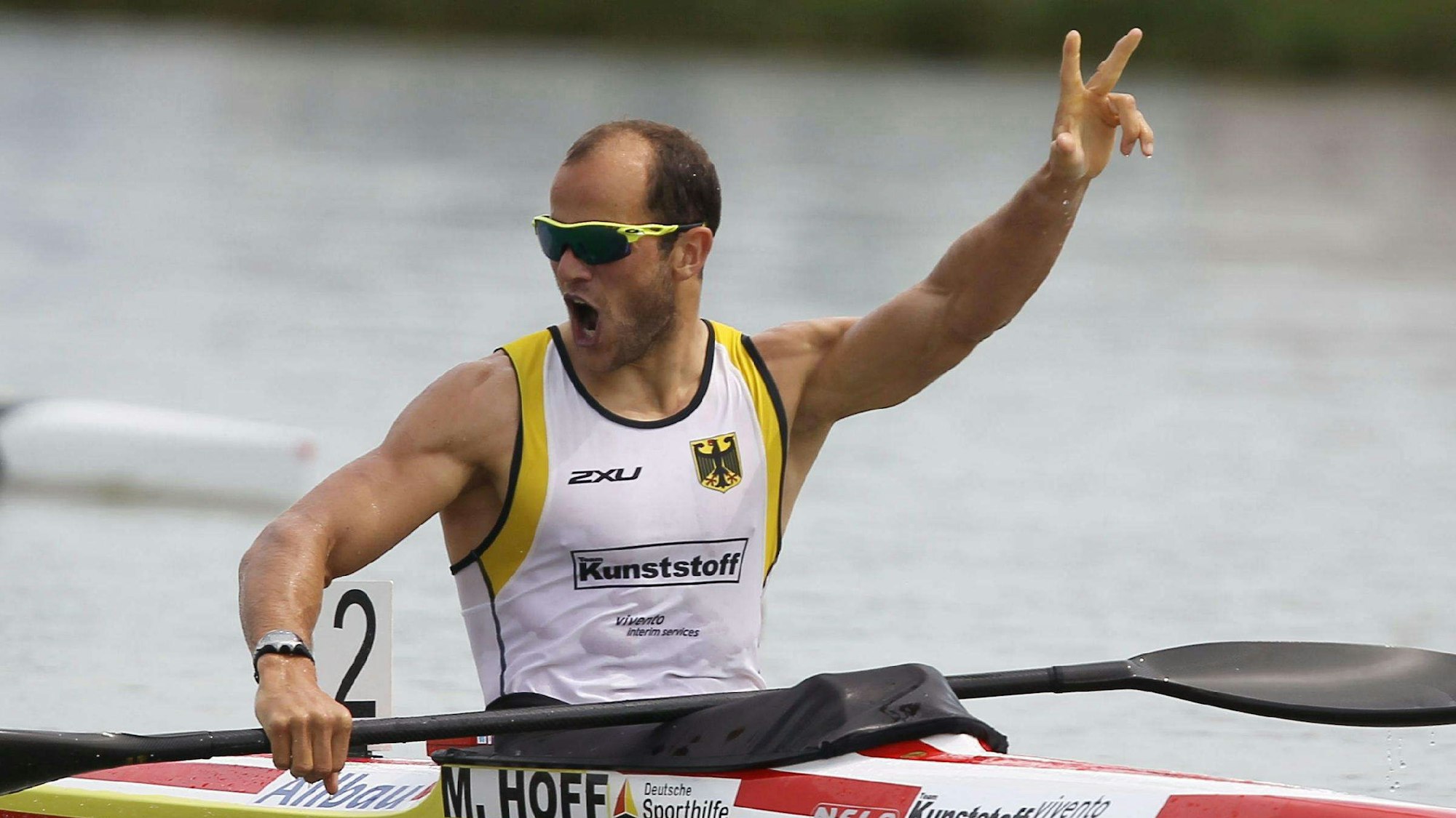 Max Hoff freut sich im Kajak über seinen Sieg.