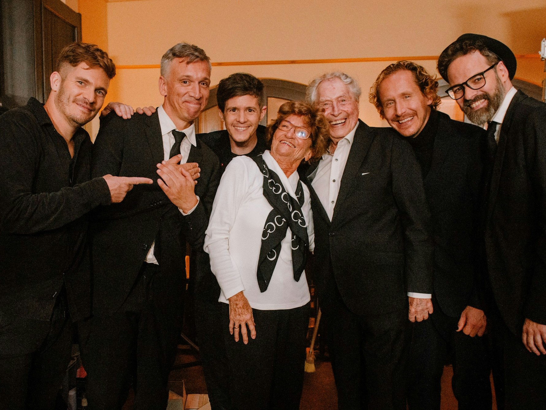 Gruppenbild mit Kasalla und Ludwig Sebus sowie Biggi Fahnenschreiber