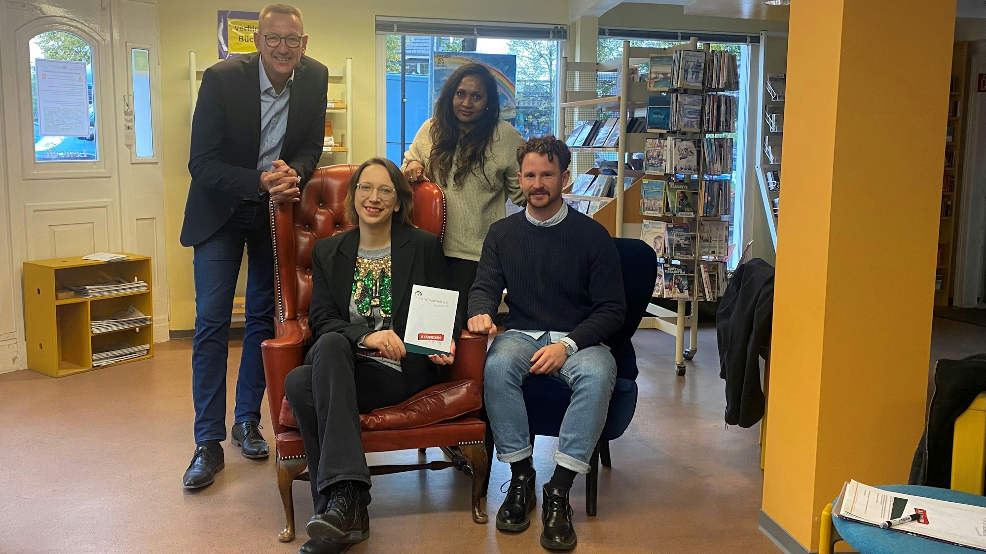 Freuen sich auf den Weihnachtsmarkt in Burscheid: Dirk Runge (v.l.), Andrea Lunas (Vorsitzende des Vereins „Wir für Burscheid“), Sujatha Hoffmann, Veranstalterin von „Tännschen“ und Linus Klenter (Beisitzer Citymanagement).