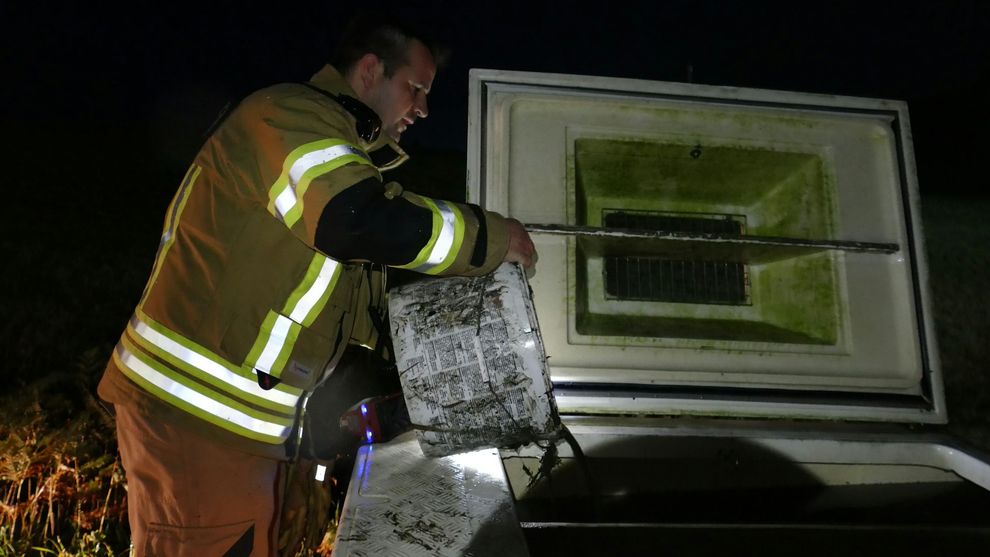 Ein Feuerwehrmann bei der Arbeit.