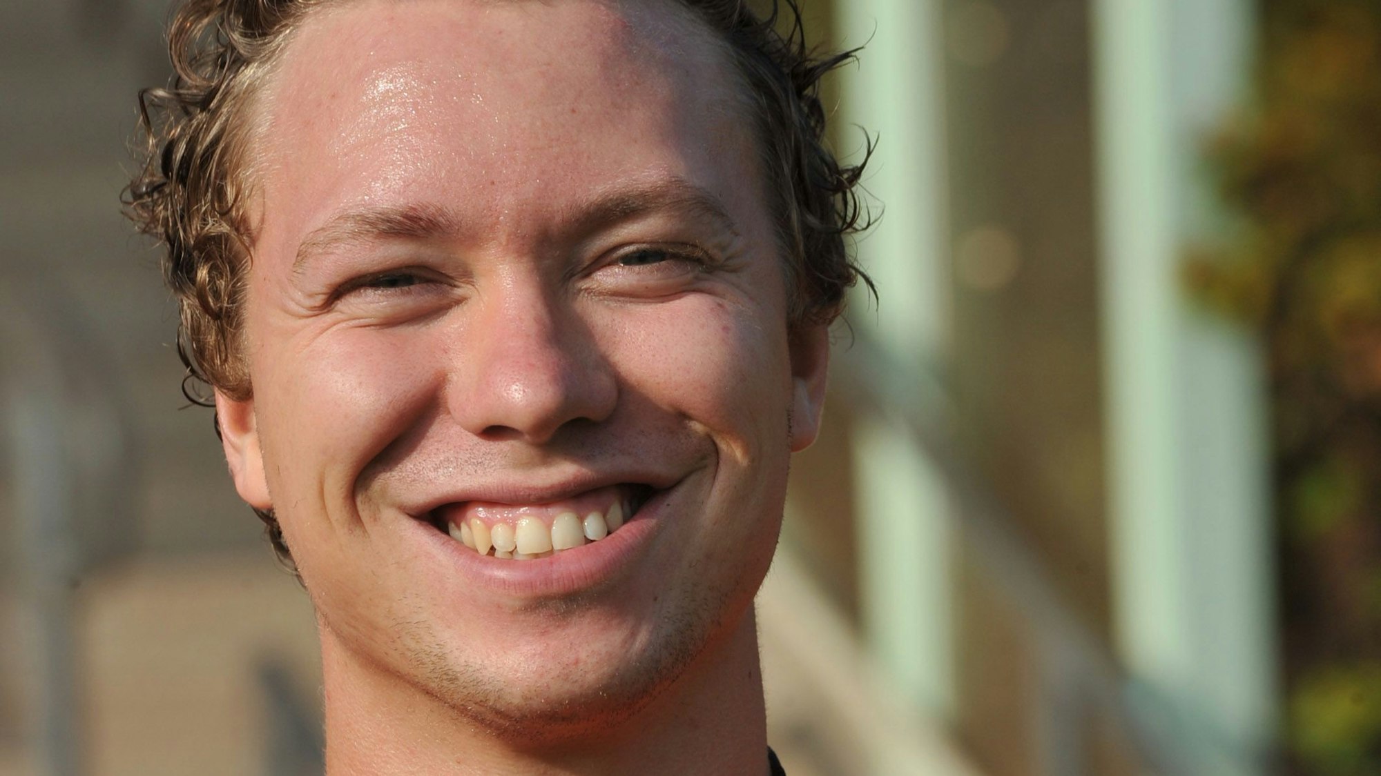 David Behre lacht in die Kamera.