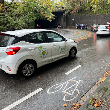 Die Lützenkirchener Straße vor der Unterführung