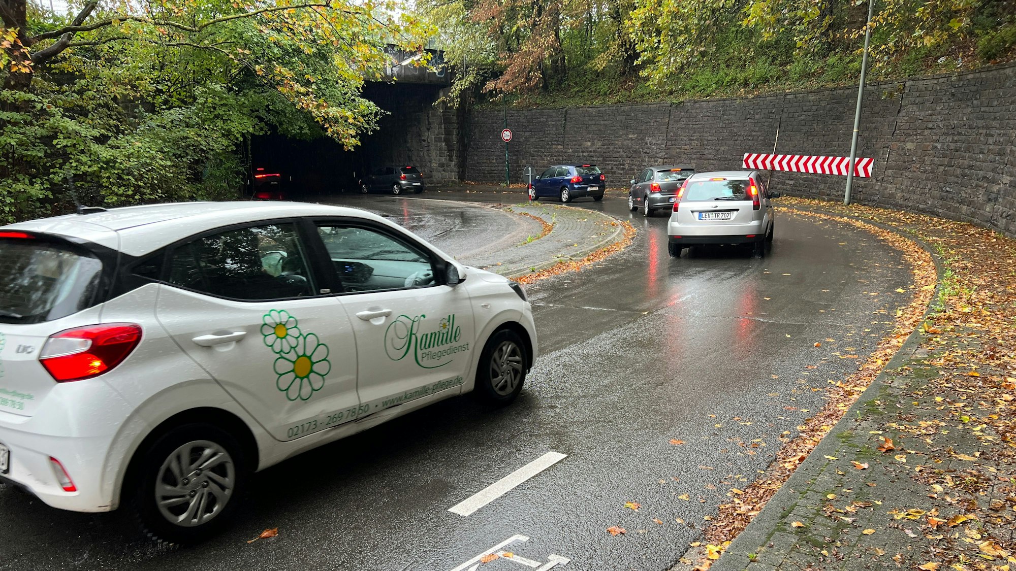 Die Lützenkirchener Straße vor der Unterführung