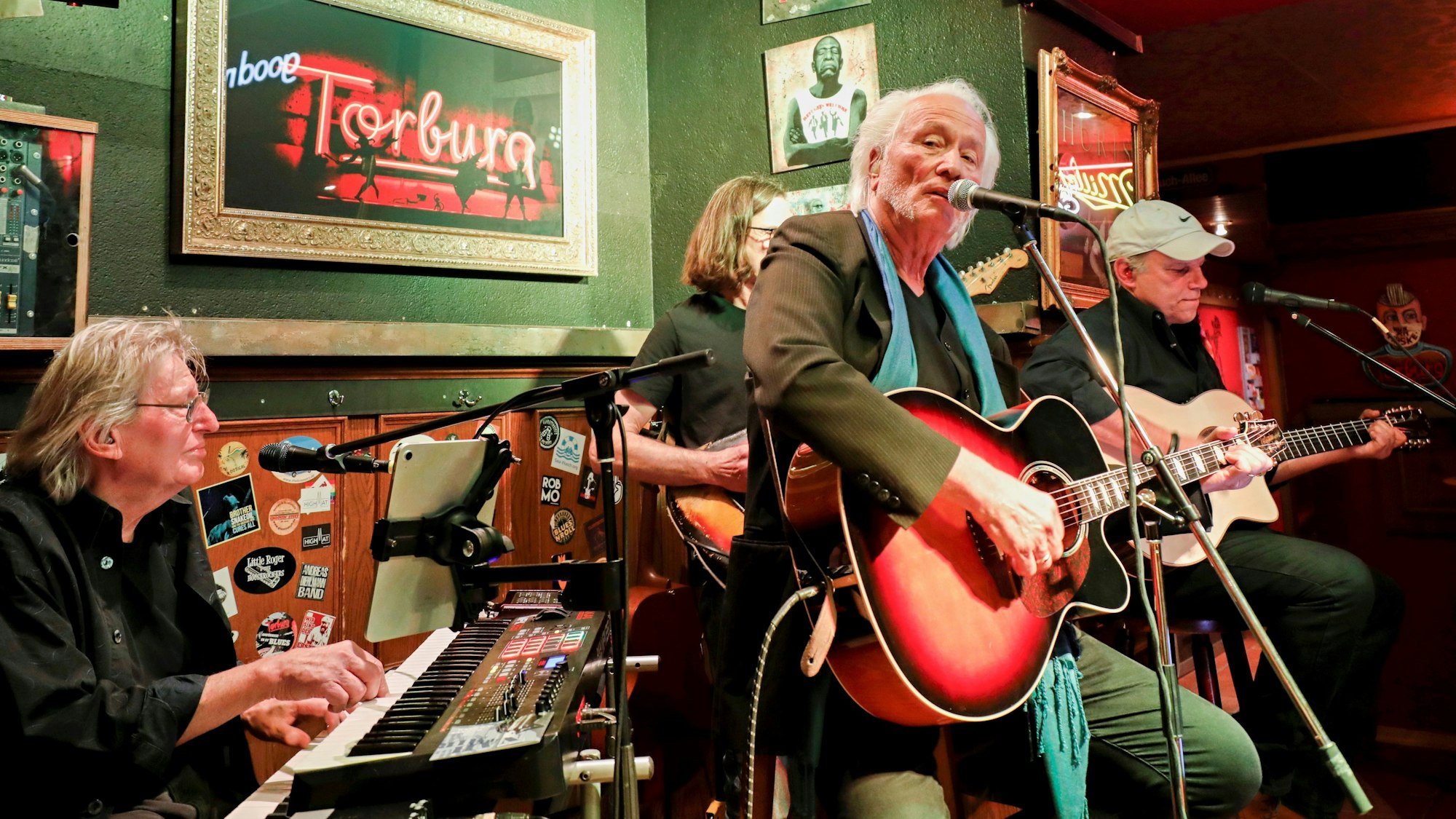 Eine Band spielt auf einer Bühne.