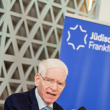 Josef Schuster, Präsident des Zentralrates der Juden in Deutschland, spricht im Gemeindezentrum zu den Journalisten. Die Bundesinnenministerin und der Präsident des Zentralrates der Juden in Deutschland (ZdJ) besuchen gemeinsam das Gemeindezentrum der Jüdischen Gemeinde Frankfurt am Main, um über die Auswirkungen des Terror-Angriffs der Hamas und die damit veränderte Bedrohungslage für jüdische Menschen und Einrichtungen in Deutschland zu sprechen.