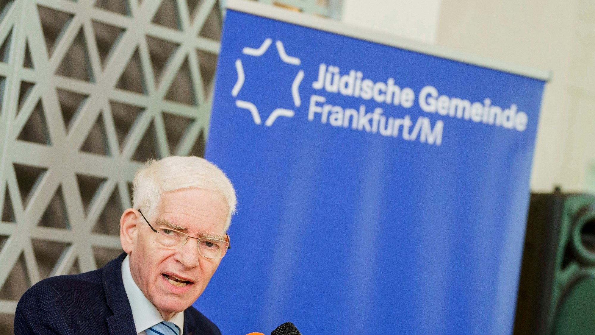 Josef Schuster, Präsident des Zentralrates der Juden in Deutschland, spricht im Gemeindezentrum zu den Journalisten. Die Bundesinnenministerin und der Präsident des Zentralrates der Juden in Deutschland (ZdJ) besuchen gemeinsam das Gemeindezentrum der Jüdischen Gemeinde Frankfurt am Main, um über die Auswirkungen des Terror-Angriffs der Hamas und die damit veränderte Bedrohungslage für jüdische Menschen und Einrichtungen in Deutschland zu sprechen.