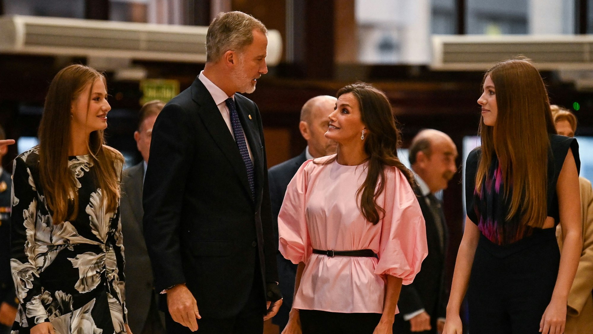(Von links) Die spanische Kronprinzessin von Asturien Leonor, der spanische König Felipe VI., die spanische Königin Letizia und die spanische Prinzessin Sofia treffen am 19. Oktober 2023 in Oviedo ein, am Vorabend der Verleihung der Princess of Asturias Awards.