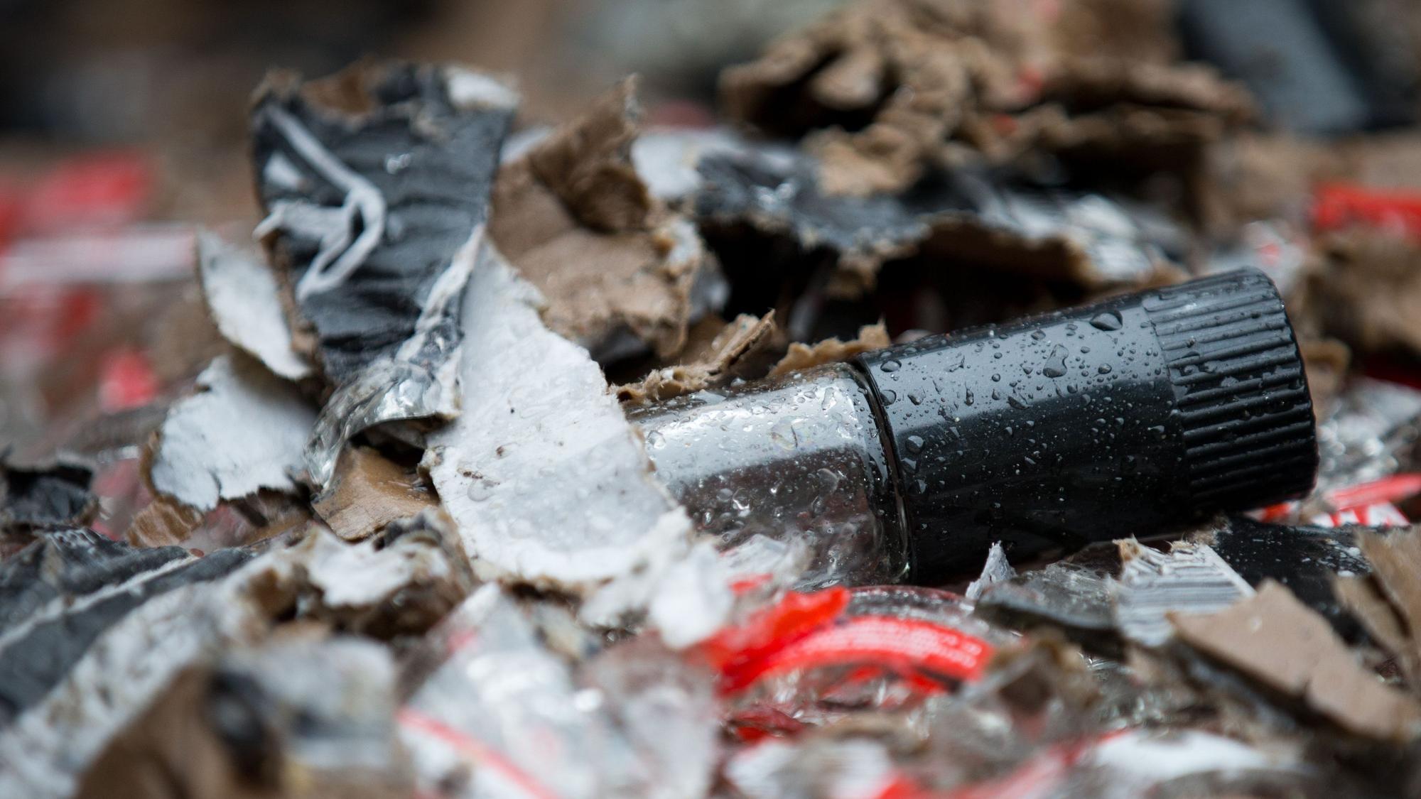 Mit einer zerbrochenen Wodkaflasche soll in Waldbröl ein 21-Jähriger verletzt worden sein. Vor Gericht zeigte der Mann eine Narbe auf seiner Brust. Eine solche Flasche liegt auf diesem Foto auf dem Boden.
