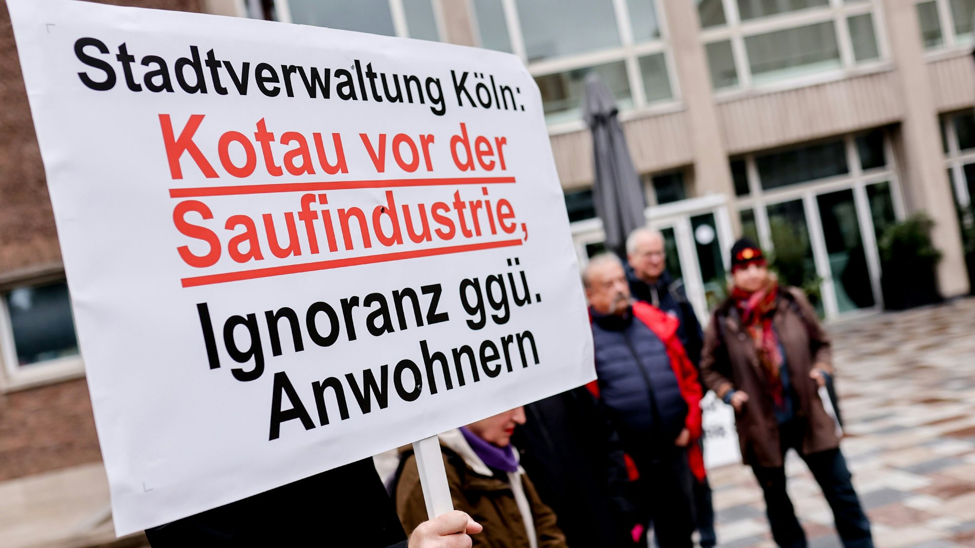 Ein Protestschild wird von einer Person hochgehalten.