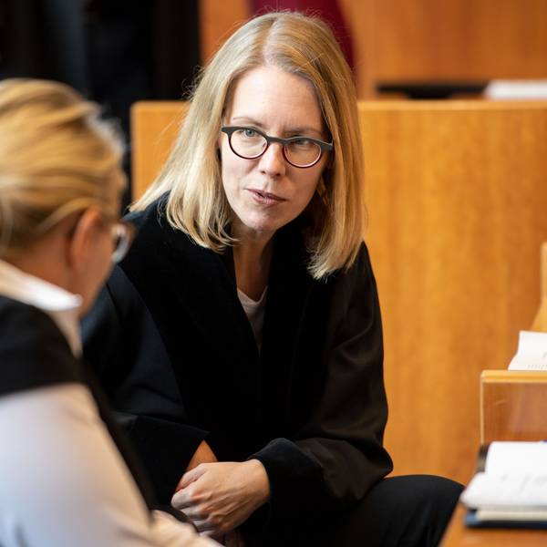 Oberstaatsanwältin Anne Brorhilker (r) sitzt vor dem Landgericht auf dem Platz des Anklägers.