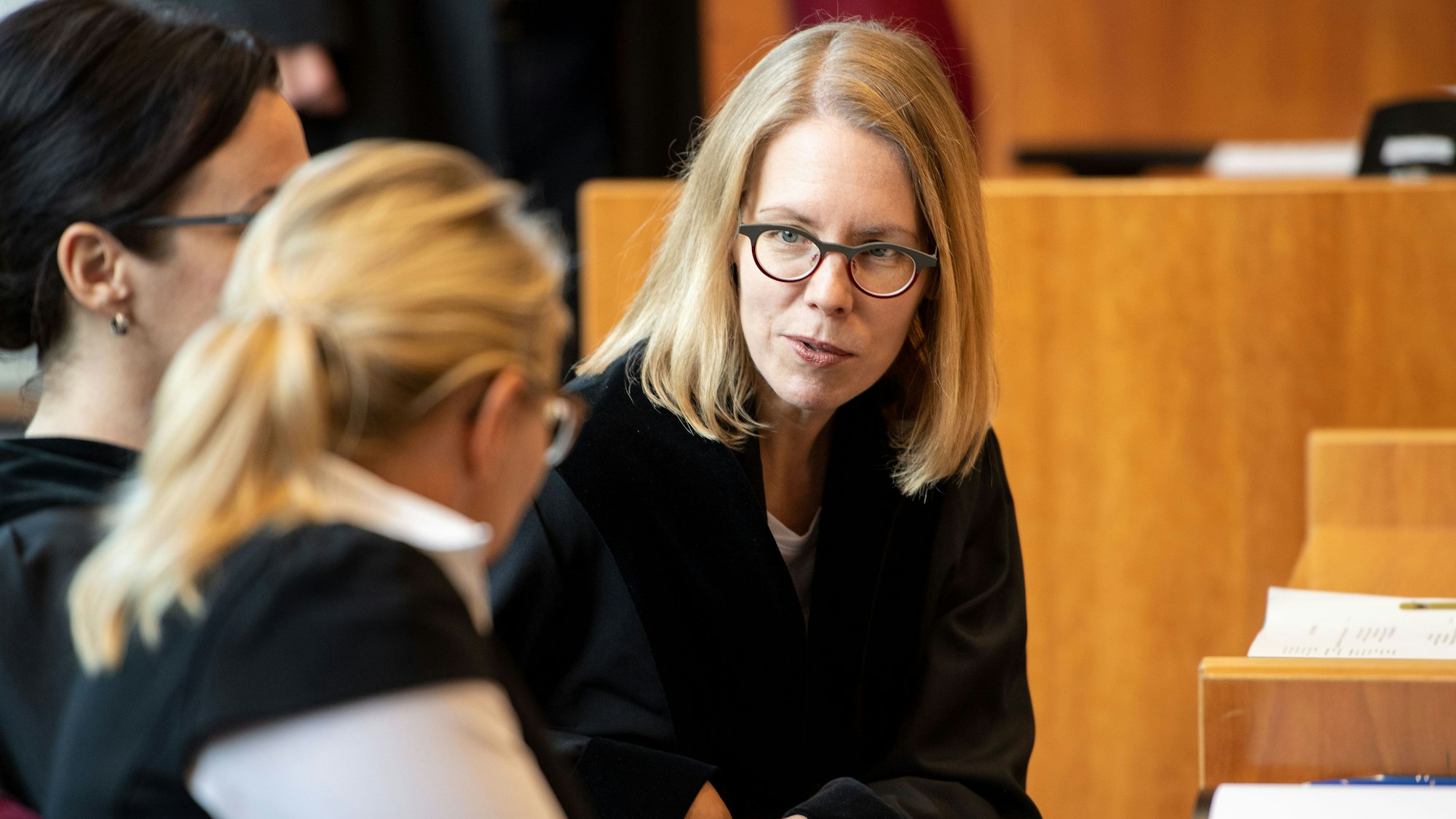 Oberstaatsanwältin Anne Brorhilker (r) sitzt vor dem Landgericht auf dem Platz des Anklägers. Vor dem Bonner Landgericht hat der erste Strafprozess zu den hochumstrittenen "Cum-Ex"-Steuerdeals begonnen. Den beiden angeklagten Ex-Aktienhändlern wird besonders schwere Steuerhinterziehung vorgeworfen: Sie sollen zwischen 2006 und 2011 einen Steuerschaden von mehr als 440 Millionen Euro verursacht haben. +++ dpa-Bildfunk +++