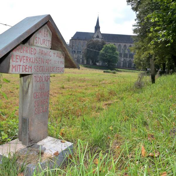Ein Gedenkkreuz in Altenberg erinnert an den tödlichen Absturz des Segelfliegers Wilfried Pawig.