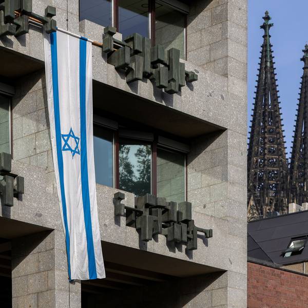 Eine israelische Flagge an der Fassade des Kölner Rathauses