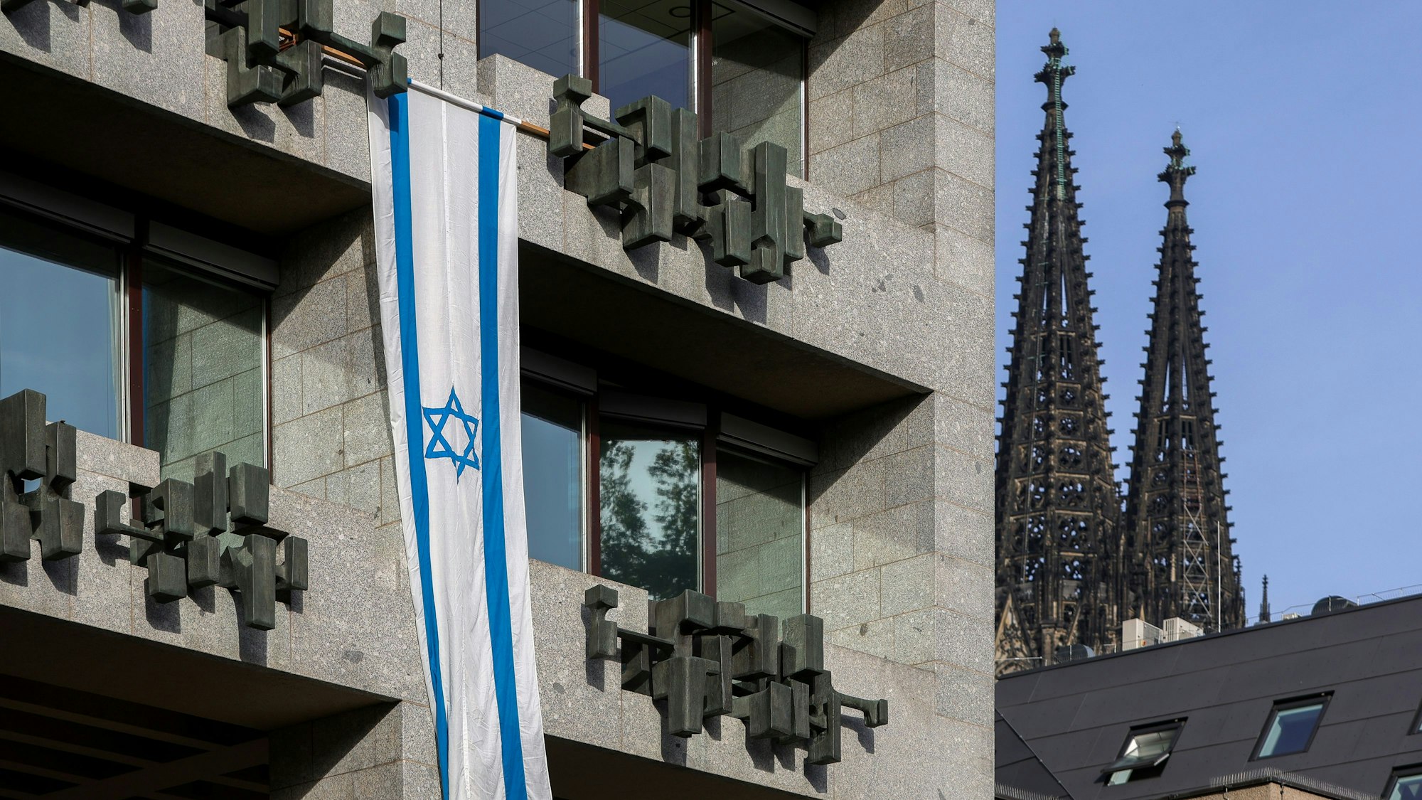 Eine israelische Flagge an der Fassade des Kölner Rathauses