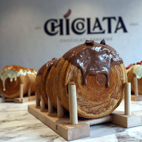 Das Foto zeigt mehrere Croissant Rolls, im Vordergrund ist eine mit Schokoladenguss zu sehen.