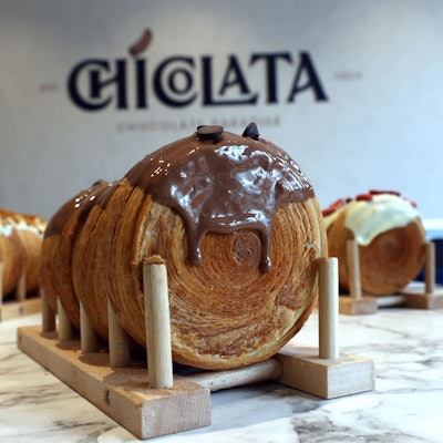 Das Foto zeigt mehrere Croissant Rolls, im Vordergrund ist eine mit Schokoladenguss zu sehen.