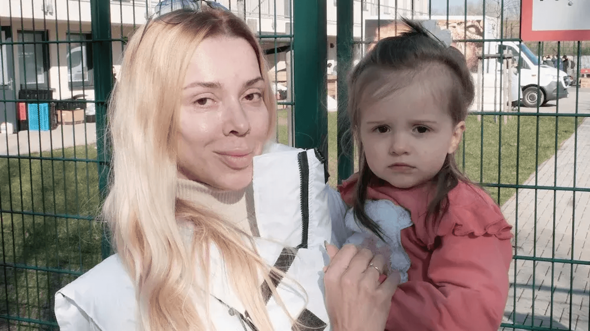 Eine Frau hält ihre Tochter