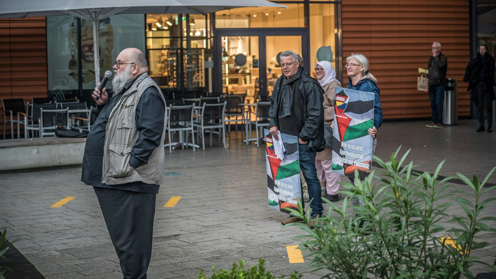 Mahnwache Markus beisicht Leverkusener Aufbruch, Bernhard Falk, Rathausvorplatz Leverkusen Titel: „Frieden für den Nahen Osten; Gegen die einseitige Positionierung der politischen Klasse und unserer Medien im Nahost-Konflikt!“