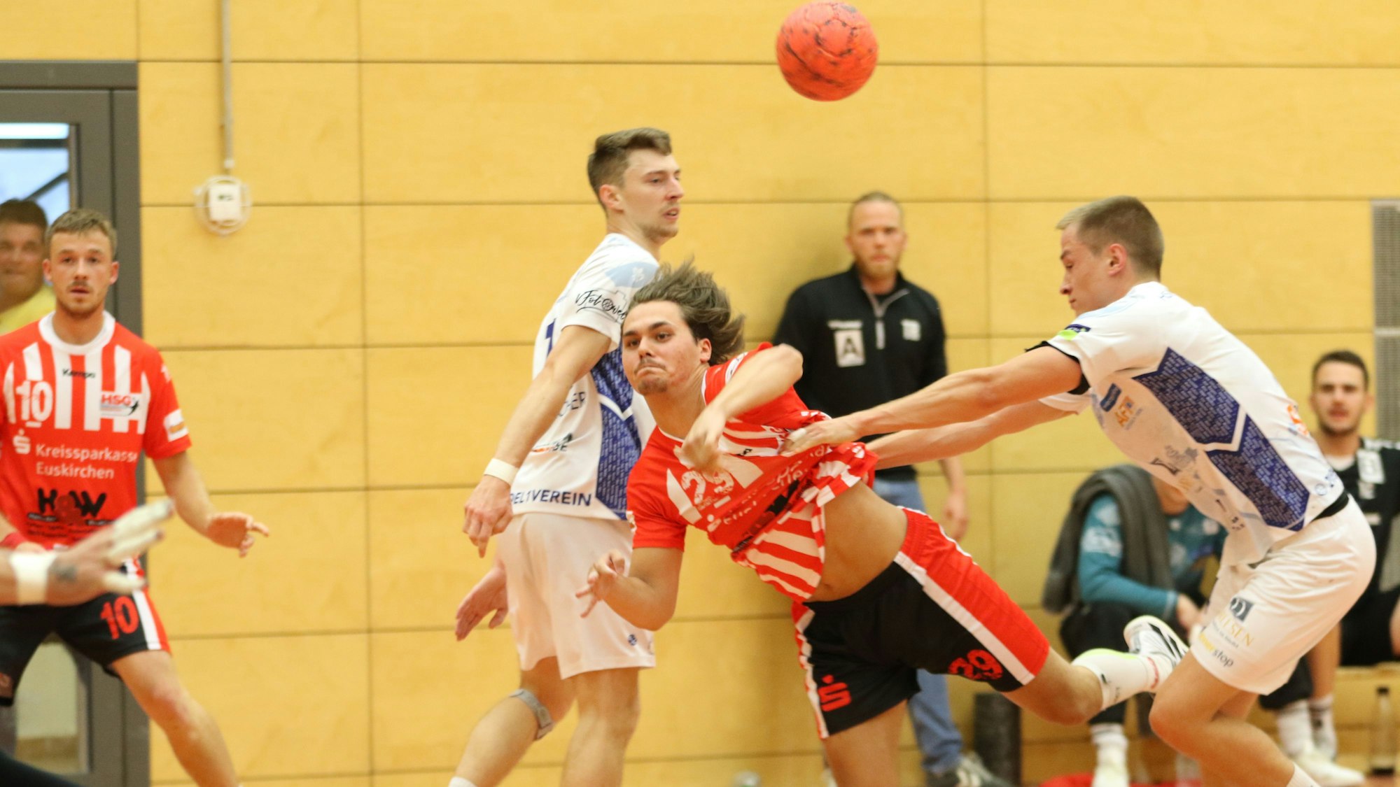 Das Bild zeigt Jari Schramm bei einem Wurf. Dabei wird er von seinem Gegenspieler gefoult.