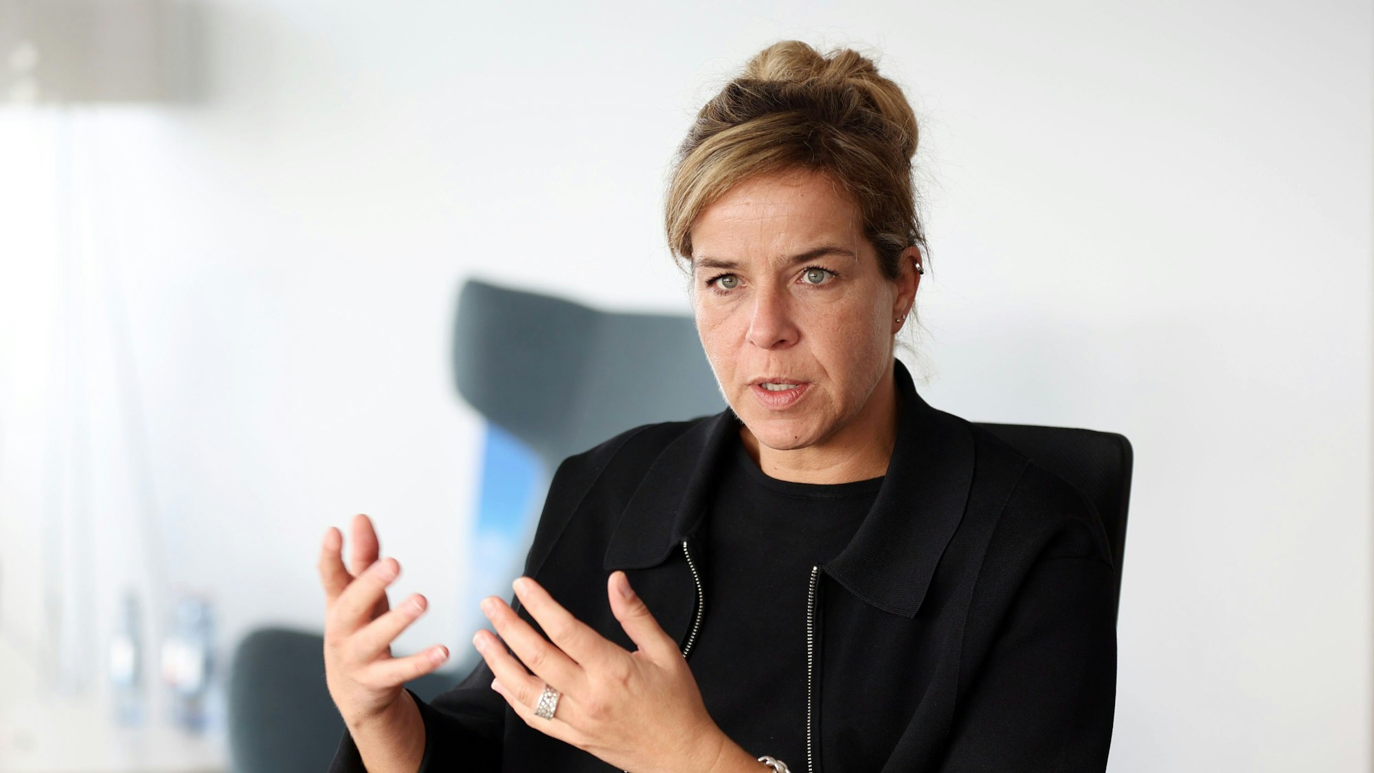 16.10.2023
Köln:
Interview mit NRW-Wirtschaftsministerin Mona Neubaur im Düsseldorfer Wirtschaftsministerium
Foto: Martina Goyert