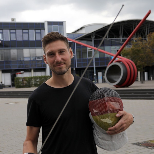 Max Hartung mit Säbel und Fechtmaske.