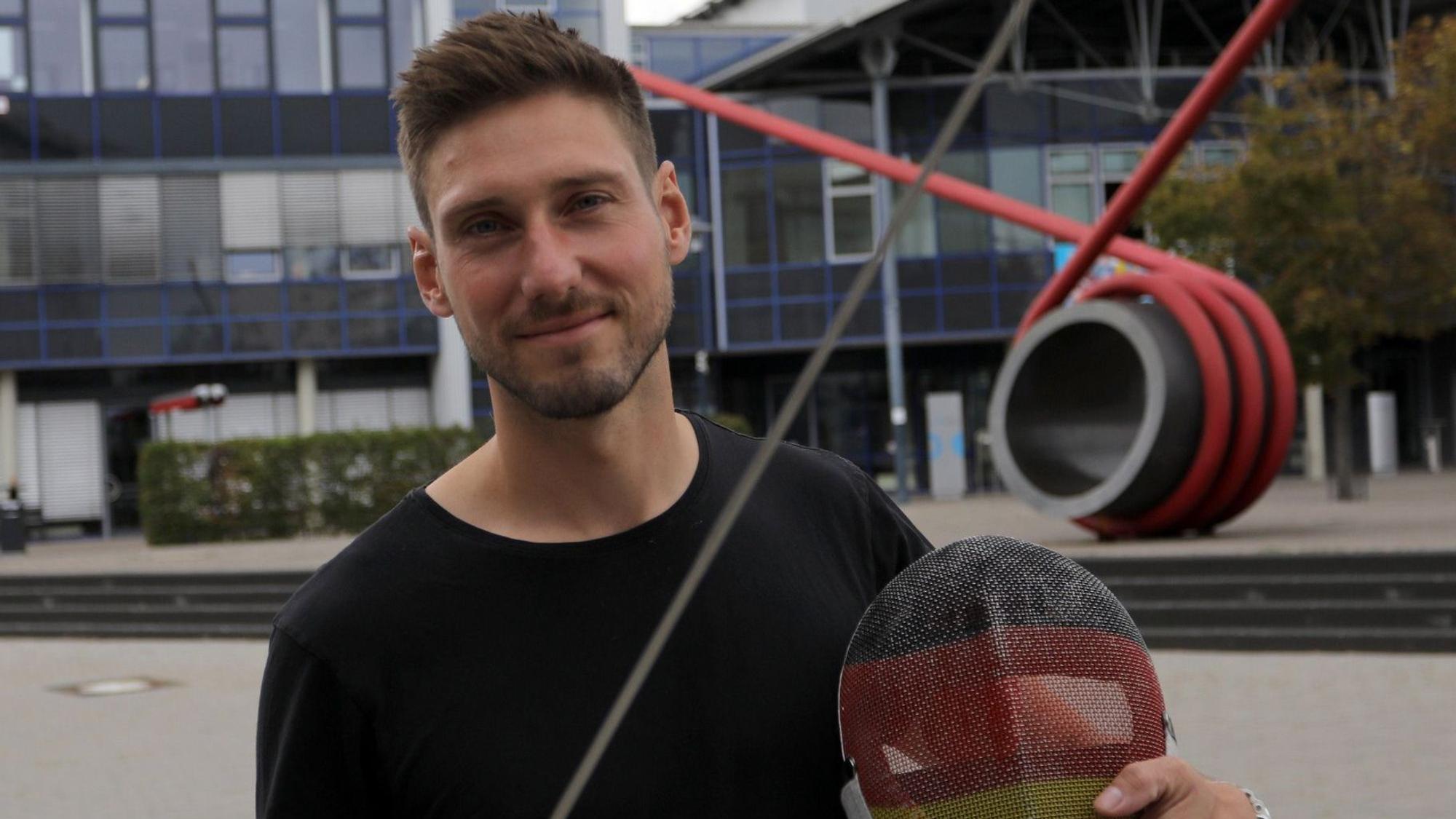 Max Hartung mit Säbel und Fechtmaske.