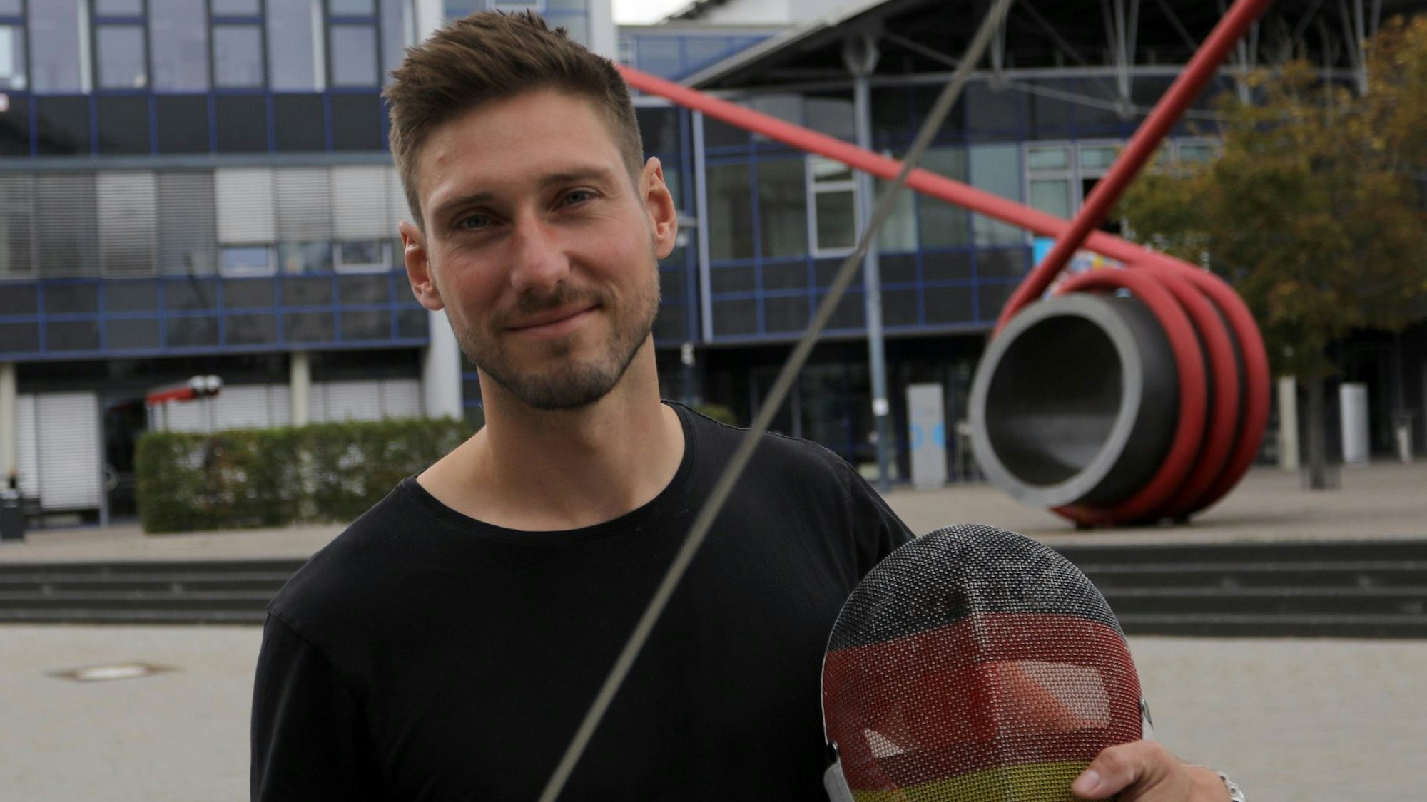 Max Hartung mit Säbel und Fechtmaske.