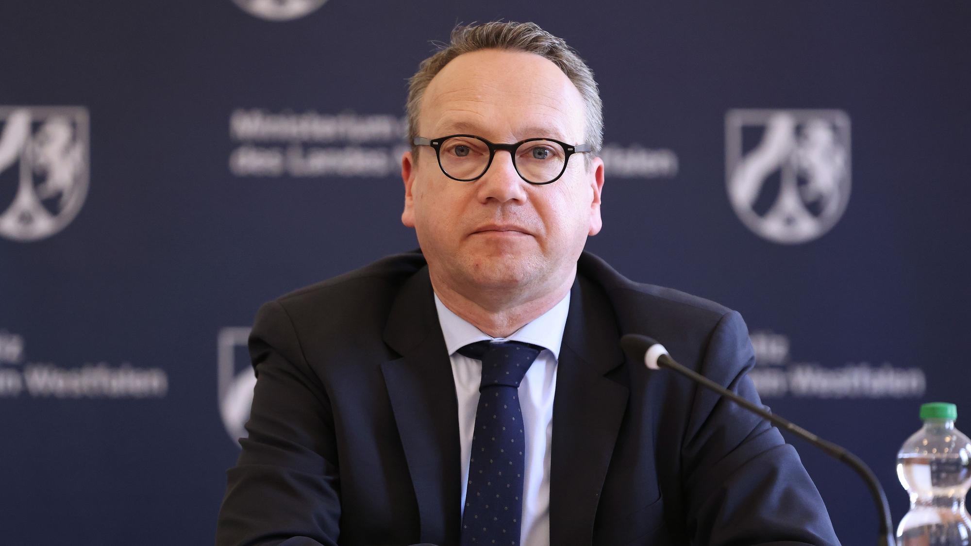 Benjamin Limbach, Minister der Justiz Nordrhein Westfalen (Grüne), steht unter Druck.