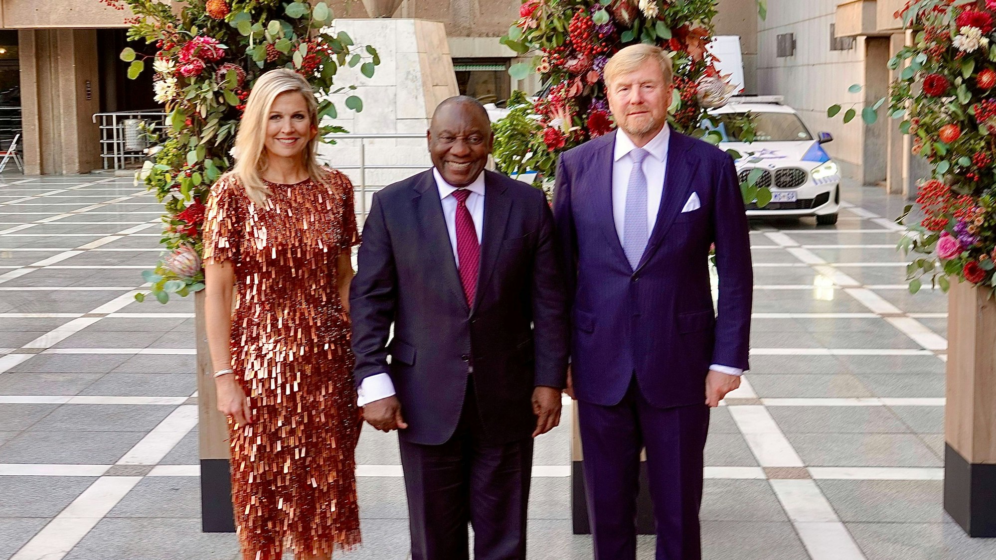 Königin Maxima (l) und König Willem-Alexander (r) mit Südafrikas Präsident Cyril Ramaphosa vor der Theatervorstellung „Unbreakable“, die von Lloyds Company und niederländischen Musikern in Pretoria aufgeführt wird.