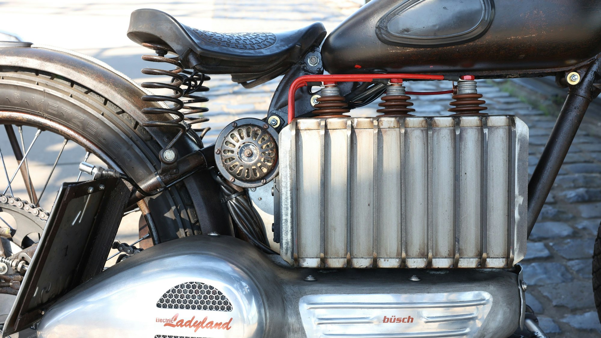 Eine Nahaufnahme des Motorrads von der Seite.