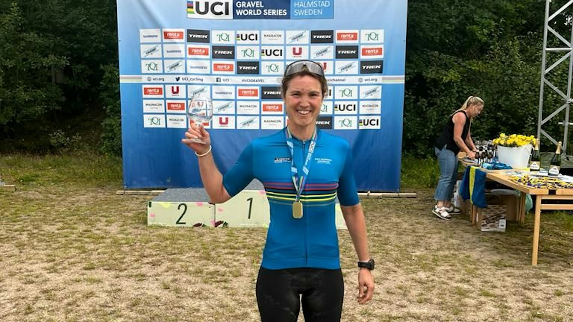 Daniela Zoll trägt ein blaues Trikot.