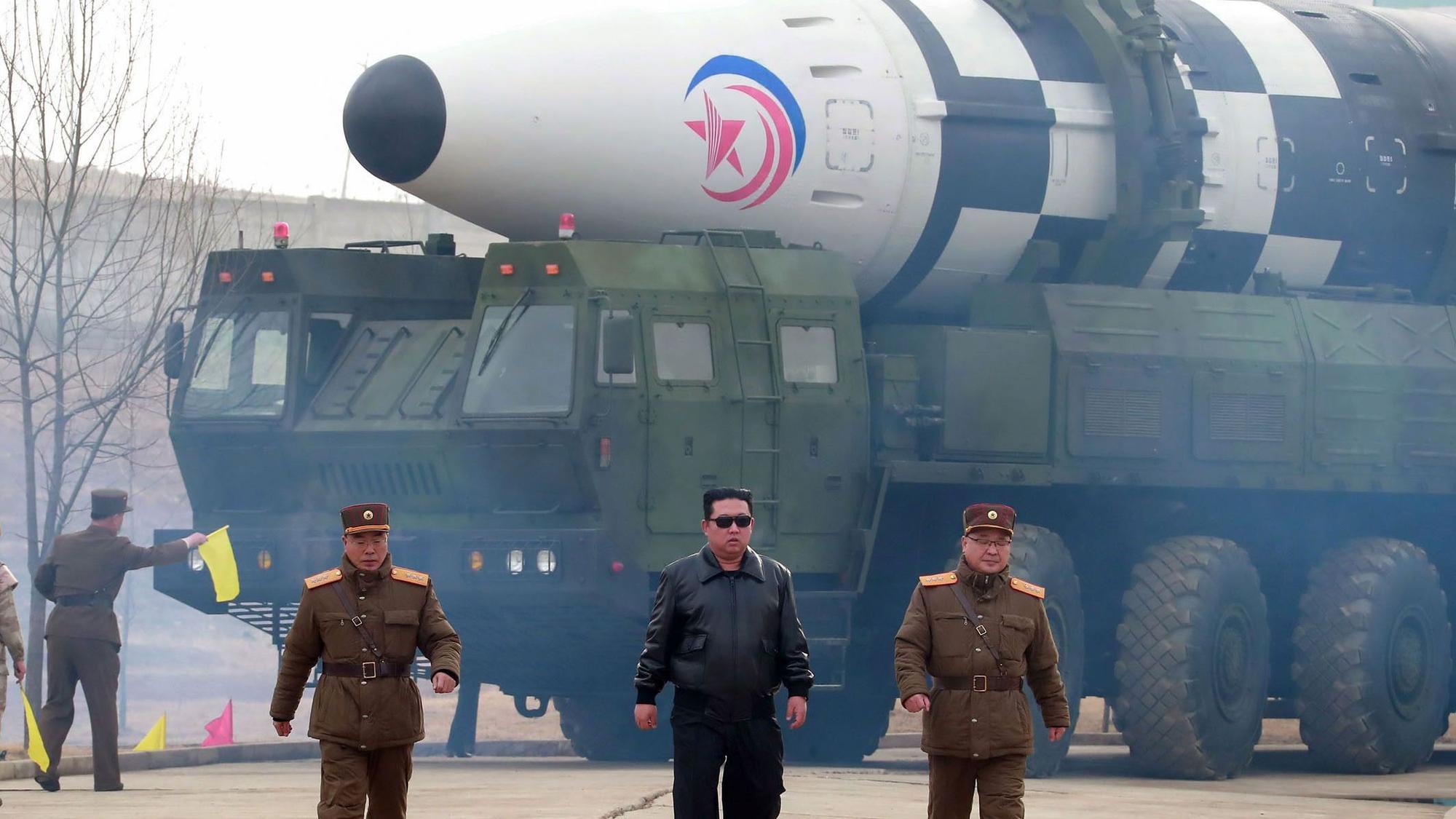 Kim Jong Un, Machthaber von Nordkorea, vor dem Test einer atomwaffenfähigen, ballistischen Interkontinentalrakete. (Archivbild)
