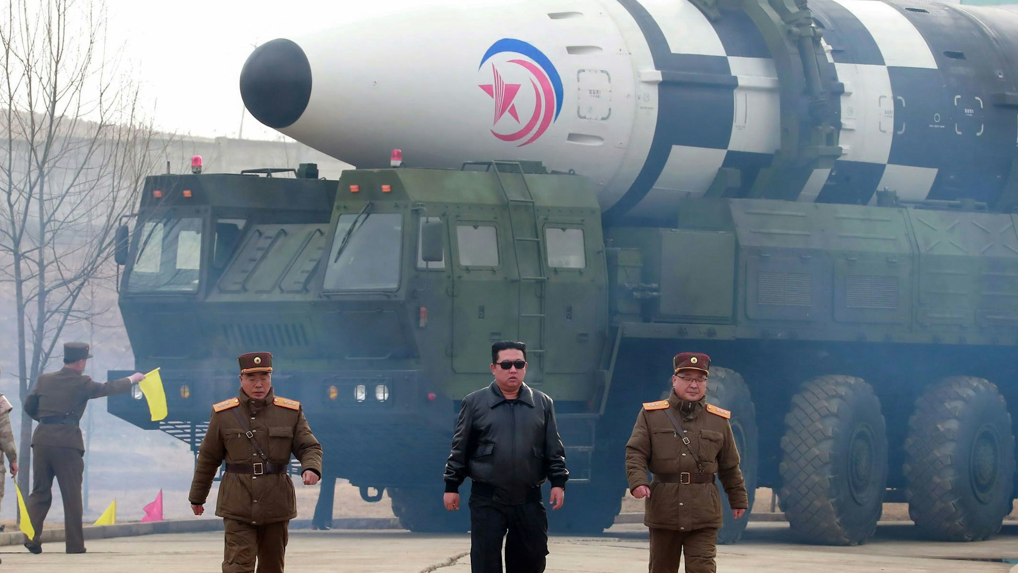 Kim Jong Un, Machthaber von Nordkorea, vor dem Test einer atomwaffenfähigen, ballistischen Interkontinentalrakete. (Archivbild)