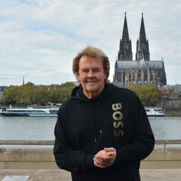 Howard Carpendale am Rheinboulevard, im Hintergrund der Dom