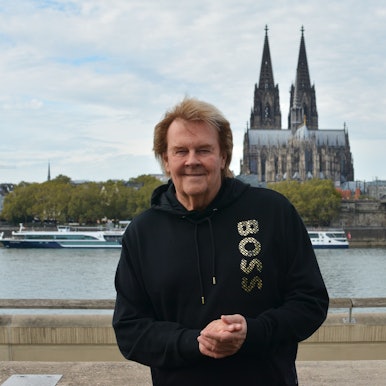 Howard Carpendale am Rheinboulevard, im Hintergrund der Dom