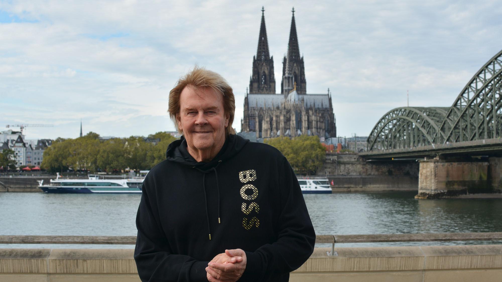 Howard Carpendale am Rheinboulevard, im Hintergrund der Dom