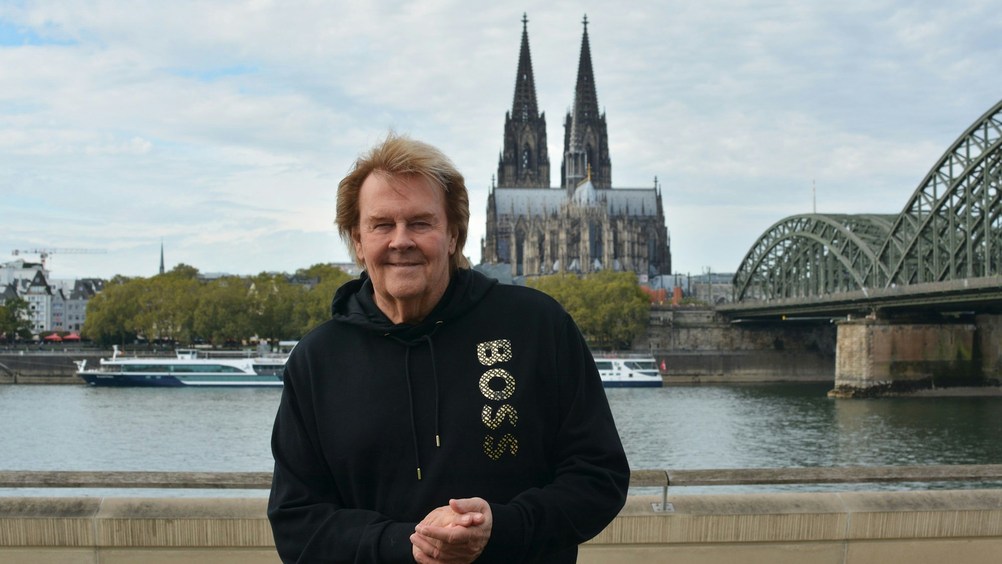 Howard Carpendale am Rheinboulevard, im Hintergrund der Dom