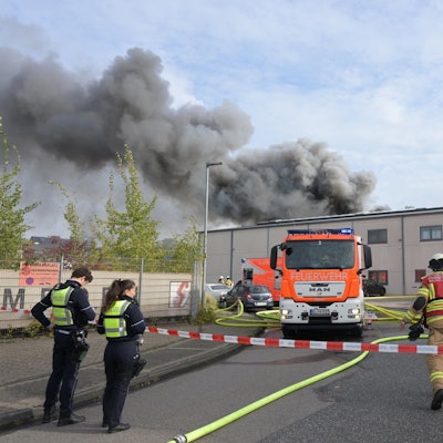 Die Feuerwehr löscht den Brand.