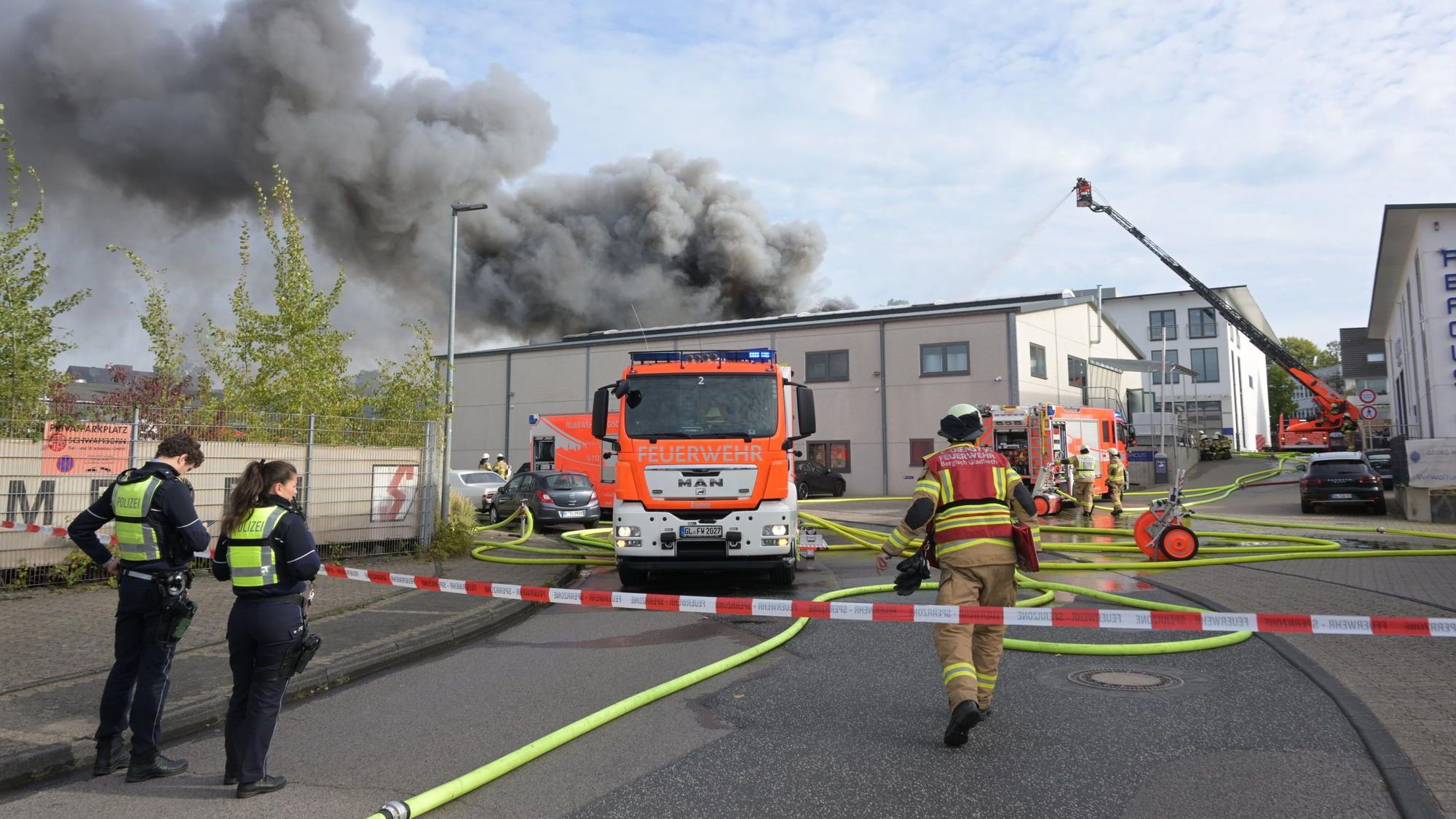 Die Feuerwehr löscht den Brand.