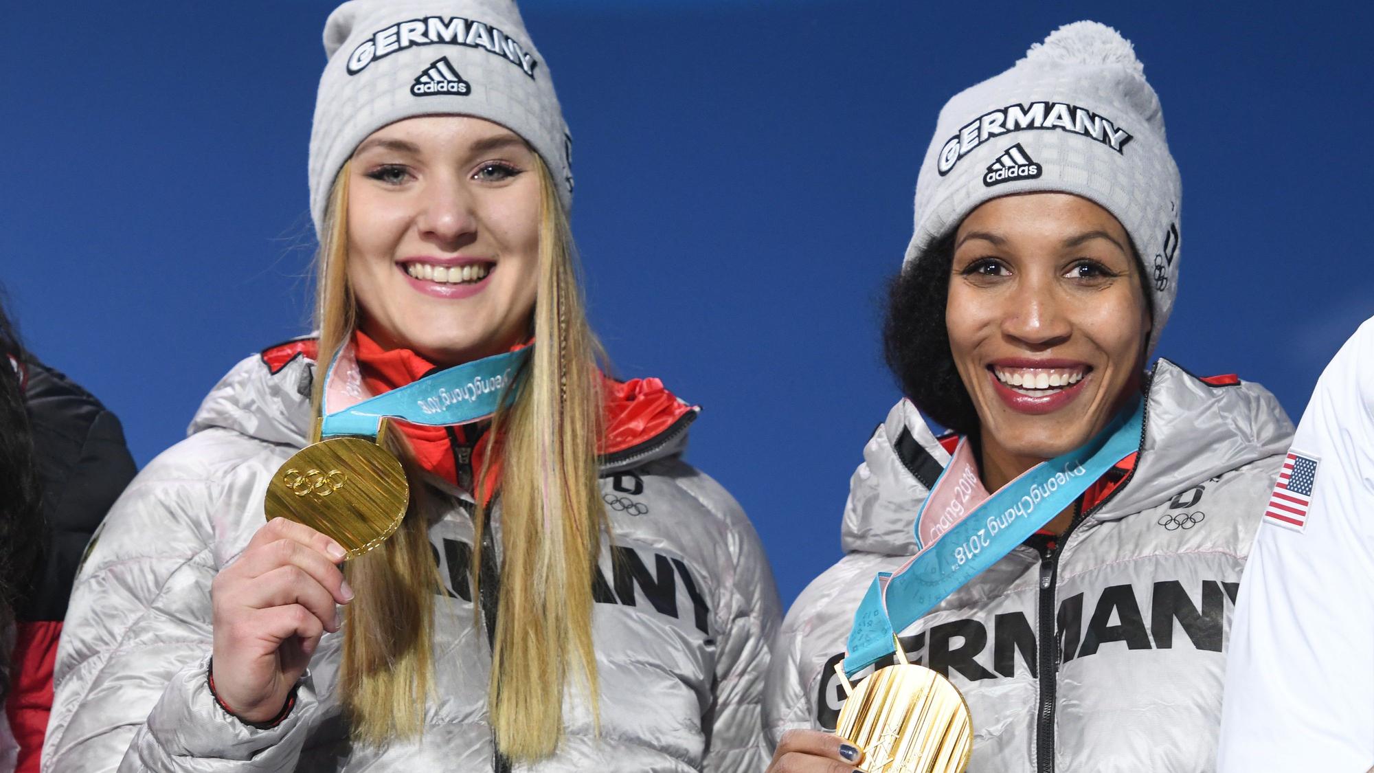 Pilotin Mariama Jamanka (r) und Anschieberin Lisa Buckwitz aus Deutschland freuen sich über ihre Goldmedaille.