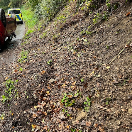 Auf der K 17 ist eine 23 Jahre alte Frau ins Schleudern gekommen. Ihr Auto überschlug sich und blieb auf dem Dach liegen.