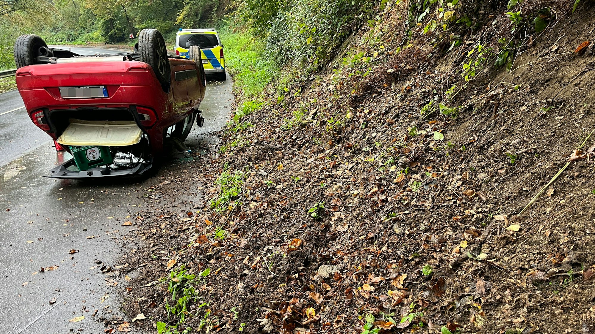 Auf der K 17 ist eine 23 Jahre alte Frau ins Schleudern gekommen. Ihr Auto überschlug sich und blieb auf dem Dach liegen.