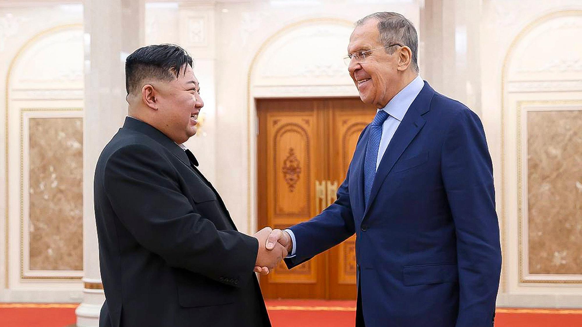 Der koreanische Staatschef Kim Jong Un und der russische Außenminister Sergej Lawrow begrüßen sich während eines Treffens in Pjöngjang am Donnerstag, 19. Oktober 2023.