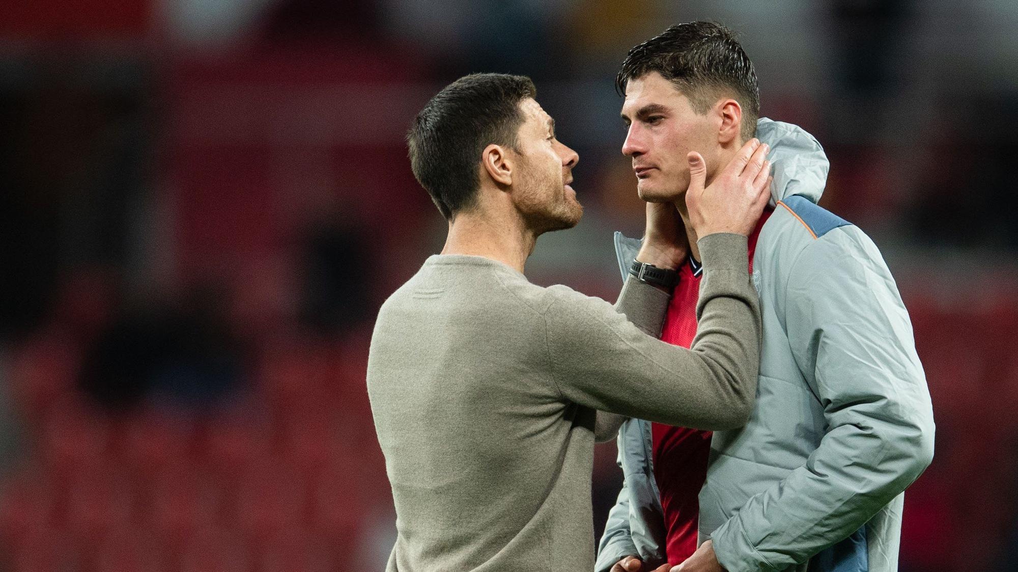 Leverkusens Trainer Xabi Alonso (l) tröstet im März Leverkusens Patrik Schick. Am Samstag könnte der Tscheche sein Comeback geben.